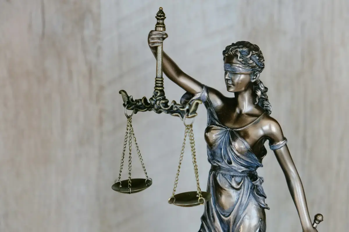 Estatua de la Justicia con balanza · simbología del derecho