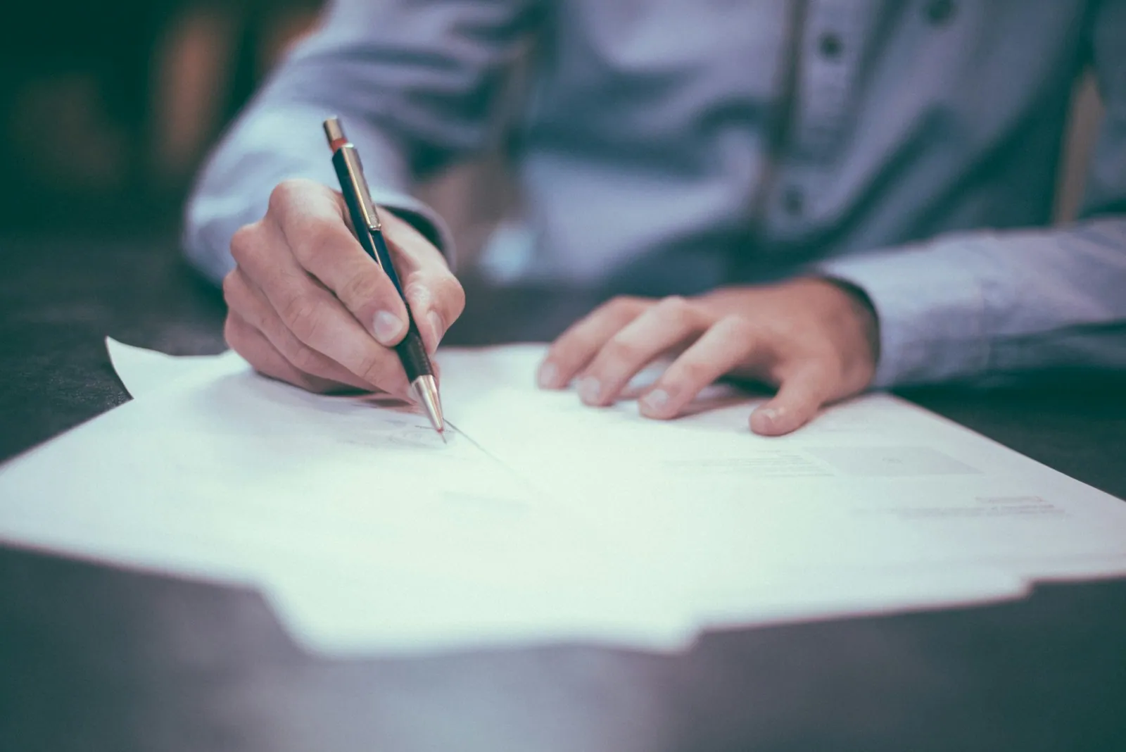 Firma de un documento jurídico · oficina del despacho