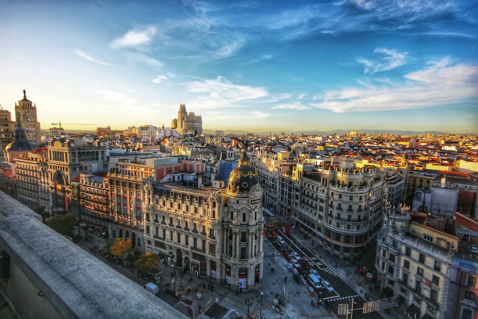 Vista panorámica de Madrid al atardecer · edificios clásicos del centro