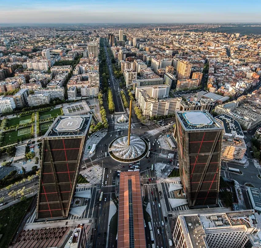 Vista aérea editorial del horizonte de Madrid
