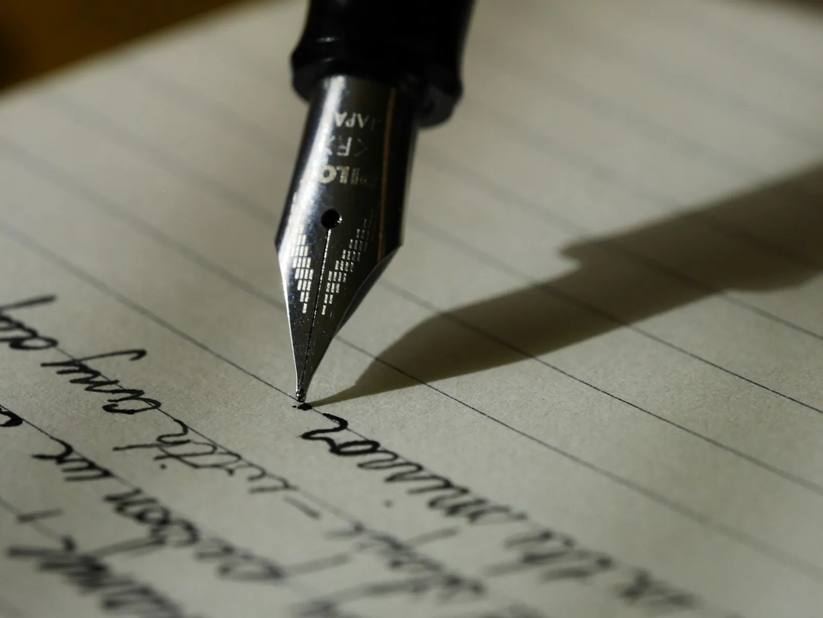 Pluma estilográfica escribiendo · honorarios por escrito